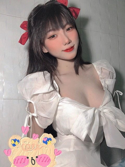 漂亮越南宝贝《Mi Trần》车头灯超大颗，忍不住让人摇晃屏幕-吾尤客