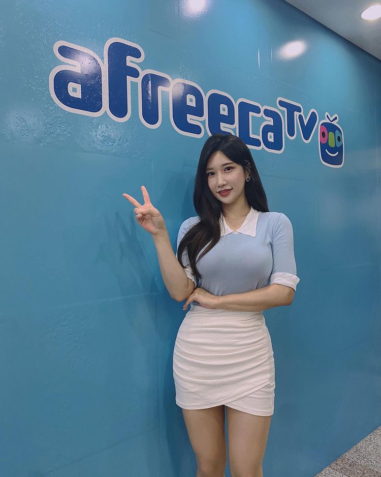 韩国Vlog美女《그릴래영》腰一弯就有无法忽视的风景-吾尤客