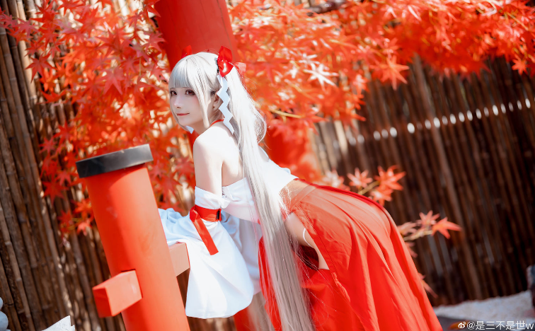 微博红人《是三不是世w》写真美照欣赏，又是一场视觉盛宴-吾尤客